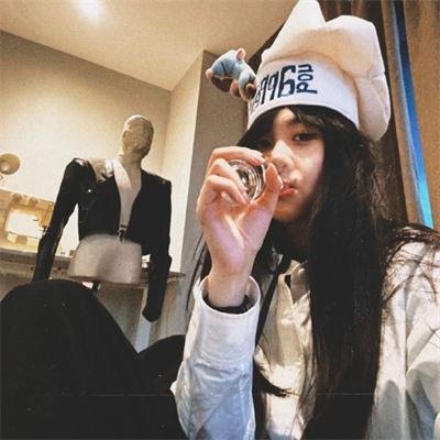 隔楼女孩：我们之间的层距